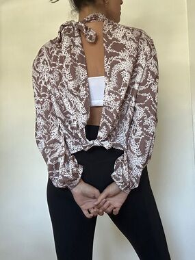 Long Sleeve Mock Neck Printed Blouse Open Back- Brown/White